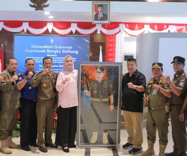 Satpol PP Beri Kado Ultah Spesial untuk Gubernur
