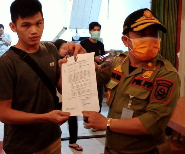 Satpol PP Babel Sosialisasikan Himbauan Pencegahan Penularan Covid 19 di Pusat Keramaian