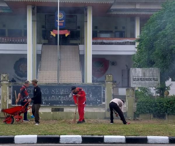 Sambut HUT RI, Satpol PP Babel Gotong Royong Bersihkan Lingkungan Kerja